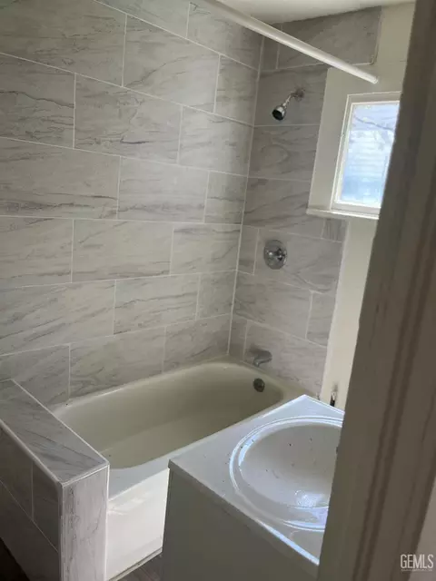 Bath - 301 D St, Taft, CA 93268 photo 1 of 2