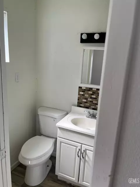 Bath - 301 D St, Taft, CA 93268 photo 2 of 2