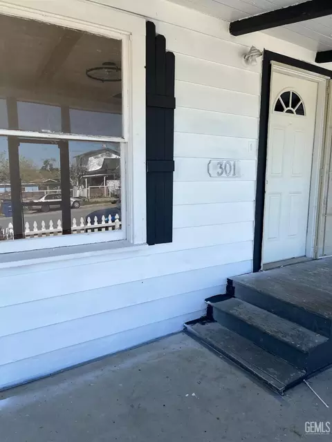Exterior - 301 D St, Taft, CA 93268 photo 3 of 3