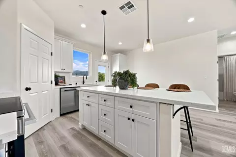 Kitchen - 19936 Mesa Dr, Tehachapi, CA 93561 photo 2 of 6