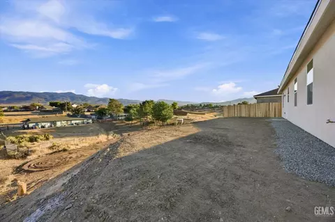Exterior - 19936 Mesa Dr, Tehachapi, CA 93561 photo 5 of 6