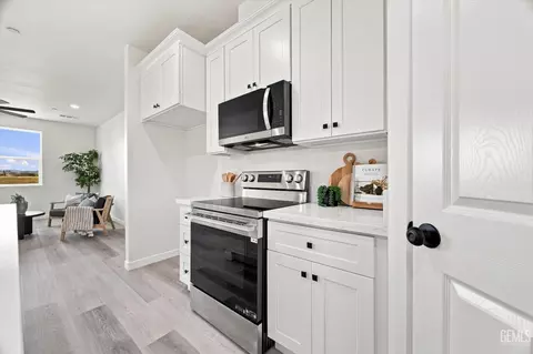 Kitchen - 19936 Mesa Dr, Tehachapi, CA 93561 photo 3 of 6