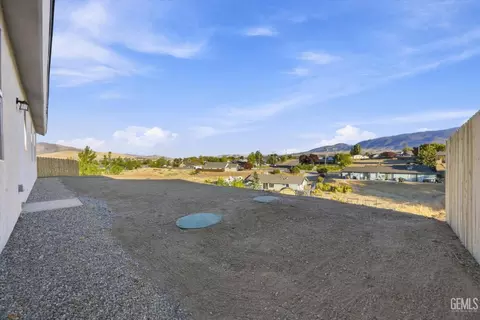 Exterior - 19936 Mesa Dr, Tehachapi, CA 93561 photo 3 of 6