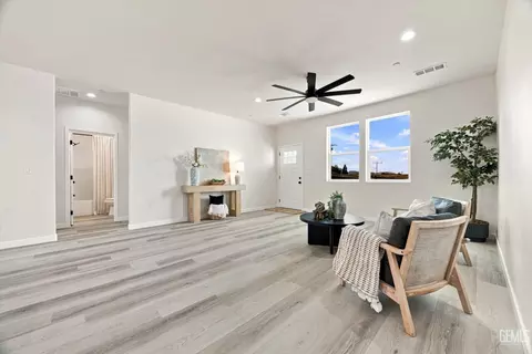 Living - 19936 Mesa Dr, Tehachapi, CA 93561 photo 1 of 1
