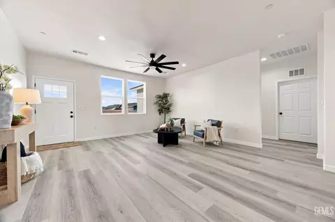 Entry Way - 19936 Mesa Dr, Tehachapi, CA 93561 photo 2 of 4