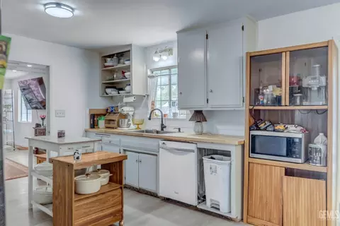 Kitchen - 27509 Pine St, Taft, CA 93268 photo 3 of 5