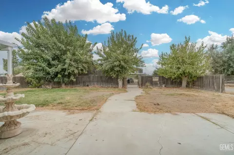 Exterior - 27509 Pine St, Taft, CA 93268 photo 5 of 12