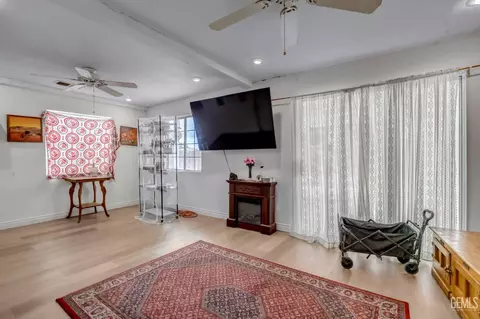 Living - 27509 Pine St, Taft, CA 93268 photo 1 of 2