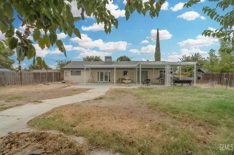 Exterior - 27509 Pine St, Taft, CA 93268 photo 6 of 12