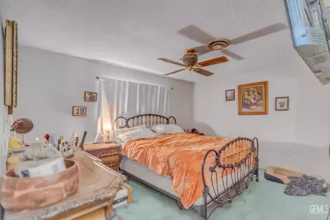 Bedroom - 27509 Pine St, Taft, CA 93268 photo 2 of 2
