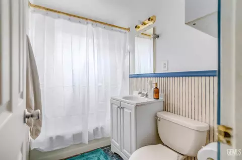 Bath - 27509 Pine St, Taft, CA 93268 photo 1 of 2