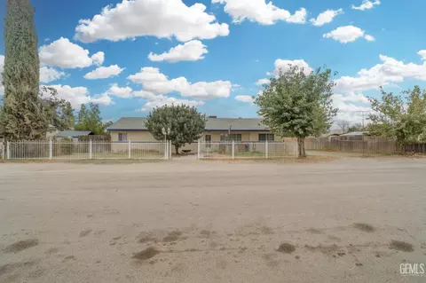 Exterior - 27509 Pine St, Taft, CA 93268 photo 1 of 12
