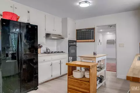 Kitchen - 27509 Pine St, Taft, CA 93268 photo 2 of 5