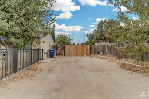 Exterior - 27509 Pine St, Taft, CA 93268 photo 2 of 12
