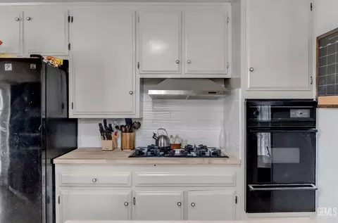 Kitchen - 27509 Pine St, Taft, CA 93268 photo 4 of 5