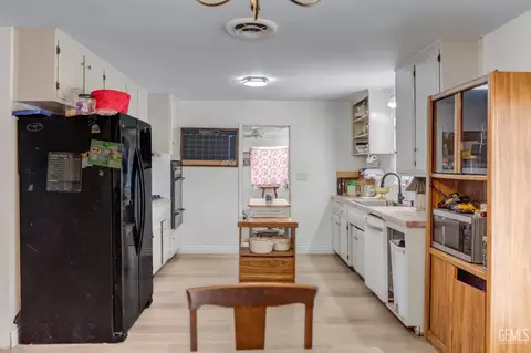 Kitchen - 27509 Pine St, Taft, CA 93268 photo 1 of 5