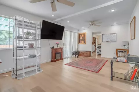 Living - 27509 Pine St, Taft, CA 93268 photo 2 of 2