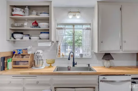Kitchen - 27509 Pine St, Taft, CA 93268 photo 5 of 5