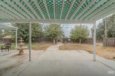 Exterior - 27509 Pine St, Taft, CA 93268 photo 3 of 12