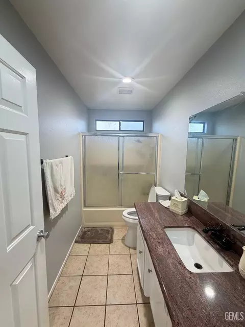 Bath - 746 Tamara Way, Shafter, CA 93263 photo 1 of 2