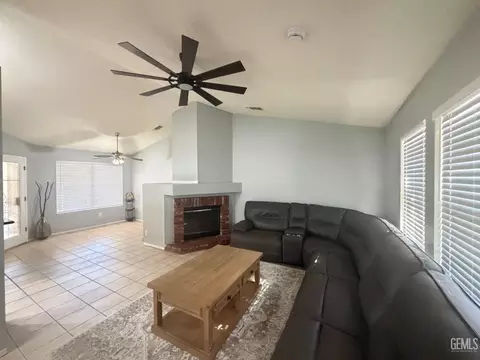 Living - 746 Tamara Way, Shafter, CA 93263 photo 3 of 3