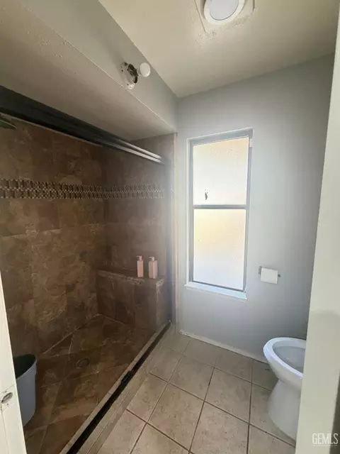 Bath - 746 Tamara Way, Shafter, CA 93263 photo 2 of 2