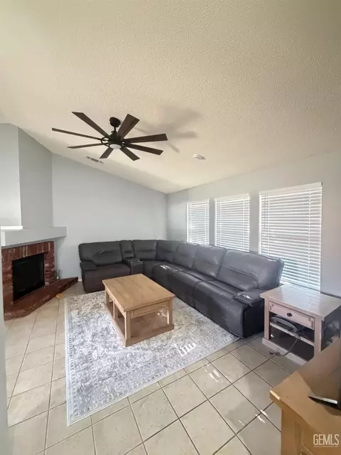 Living - 746 Tamara Way, Shafter, CA 93263 photo 2 of 3