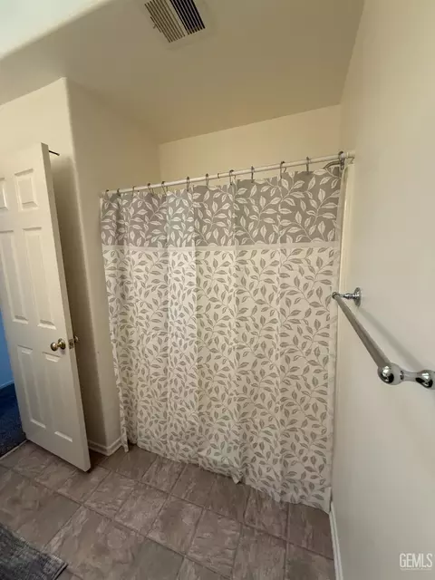 Bath - 1309 Scarlet Oak Dr, Tehachapi, CA 93561 photo 6 of 7