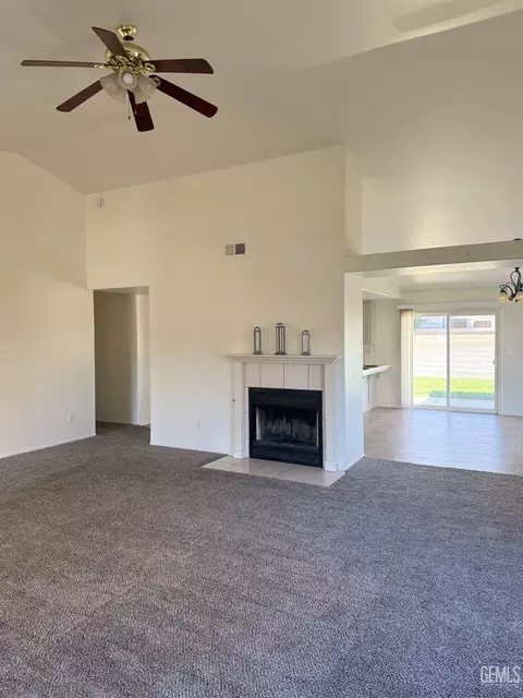 Living - 1309 Scarlet Oak Dr, Tehachapi, CA 93561 photo 4 of 4