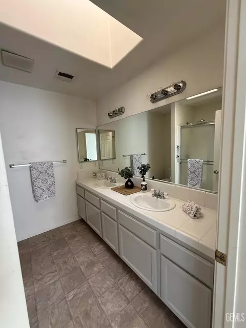 Bath - 1309 Scarlet Oak Dr, Tehachapi, CA 93561 photo 7 of 7