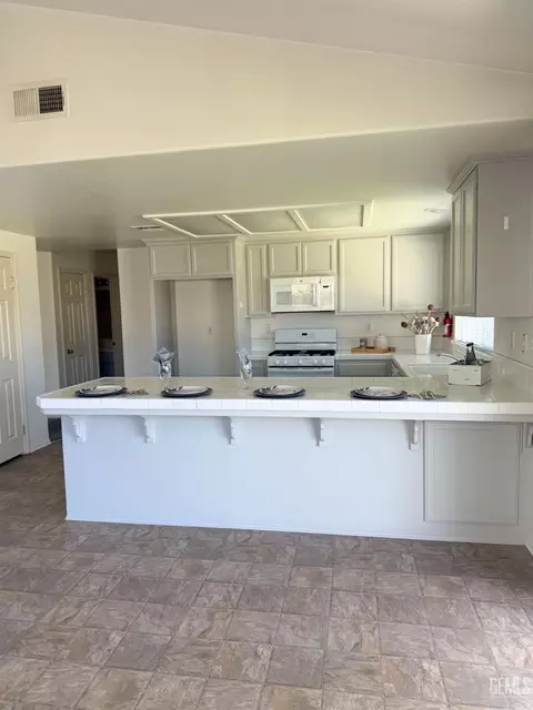 Kitchen - 1309 Scarlet Oak Dr, Tehachapi, CA 93561 photo 2 of 4