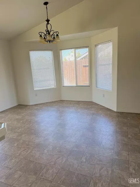 Dining - 1309 Scarlet Oak Dr, Tehachapi, CA 93561 photo 2 of 2