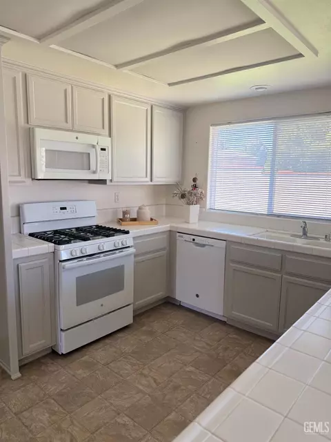 Kitchen - 1309 Scarlet Oak Dr, Tehachapi, CA 93561 photo 1 of 4