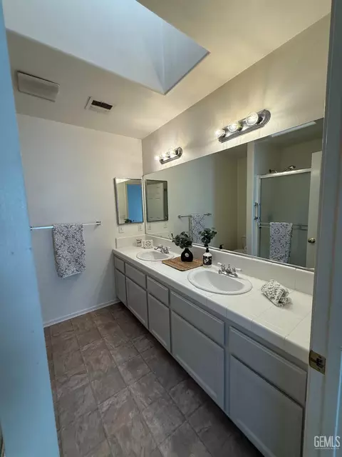 Bath - 1309 Scarlet Oak Dr, Tehachapi, CA 93561 photo 5 of 7