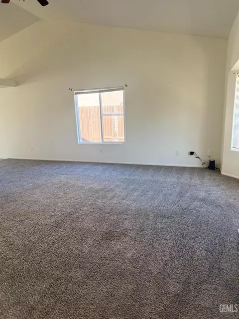 Living - 1309 Scarlet Oak Dr, Tehachapi, CA 93561 photo 2 of 4
