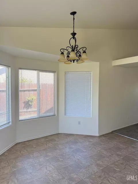 Dining - 1309 Scarlet Oak Dr, Tehachapi, CA 93561 photo 1 of 2