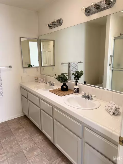 Bath - 1309 Scarlet Oak Dr, Tehachapi, CA 93561 photo 2 of 7