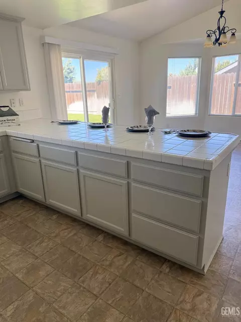 Kitchen - 1309 Scarlet Oak Dr, Tehachapi, CA 93561 photo 3 of 4