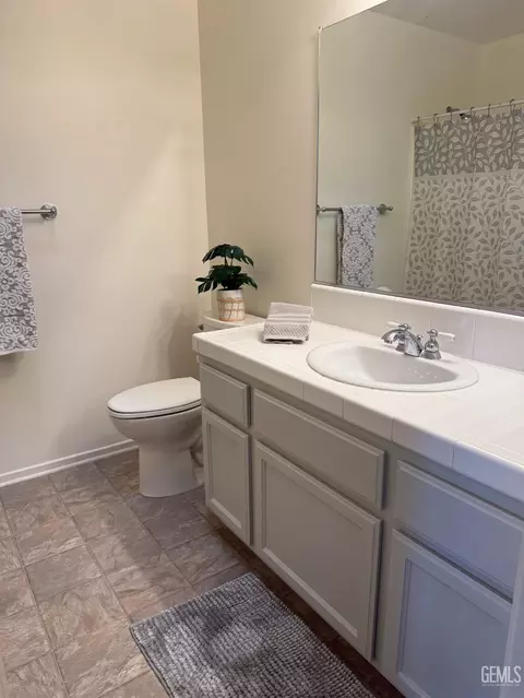 Bath - 1309 Scarlet Oak Dr, Tehachapi, CA 93561 photo 3 of 7