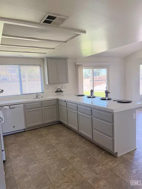 Kitchen - 1309 Scarlet Oak Dr, Tehachapi, CA 93561 photo 4 of 4