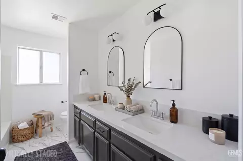 Bath - 1827 5th Ave, Delano, CA 93215 photo 3 of 5