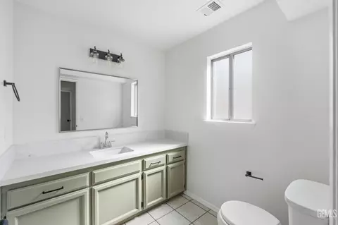 Bath - 1827 5th Ave, Delano, CA 93215 photo 2 of 5