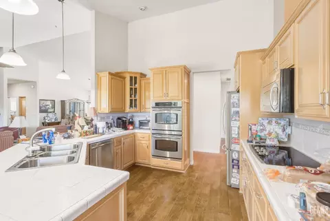 Kitchen - 24181 Martingale Way, Tehachapi, CA 93561 photo 2 of 2