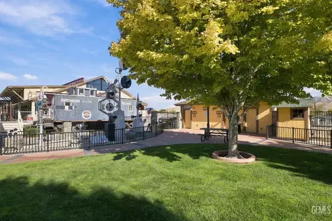 Exterior - 21250 Santa Maria Ct, Tehachapi, CA 93561 photo 2 of 3