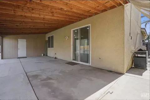 Exterior - 5406 Mensen Dr, Bakersfield, CA 93313 photo 2 of 5