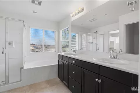 Bath - 5406 Mensen Dr, Bakersfield, CA 93313 photo 1 of 1