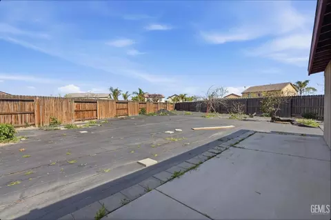 Exterior - 5406 Mensen Dr, Bakersfield, CA 93313 photo 3 of 5