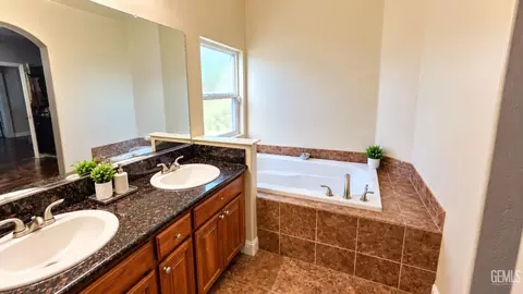 Bath - 2001 Bloomfield Ave, Wasco, CA 93280 photo 6 of 6