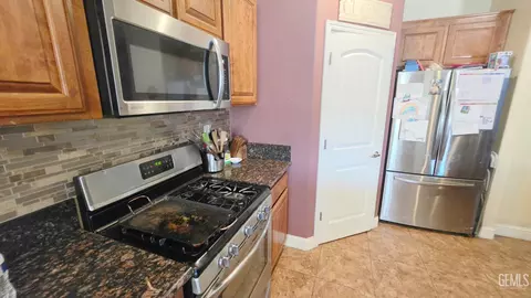 Kitchen - 2001 Bloomfield Ave, Wasco, CA 93280 photo 2 of 5