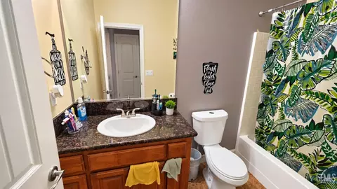 Bath - 2001 Bloomfield Ave, Wasco, CA 93280 photo 3 of 6